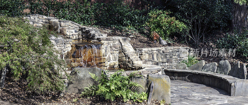 Rock Garden with Spring是北卡罗来纳州阿巴拉契亚山脉附近一个小镇公共公园内休息场所的一部分